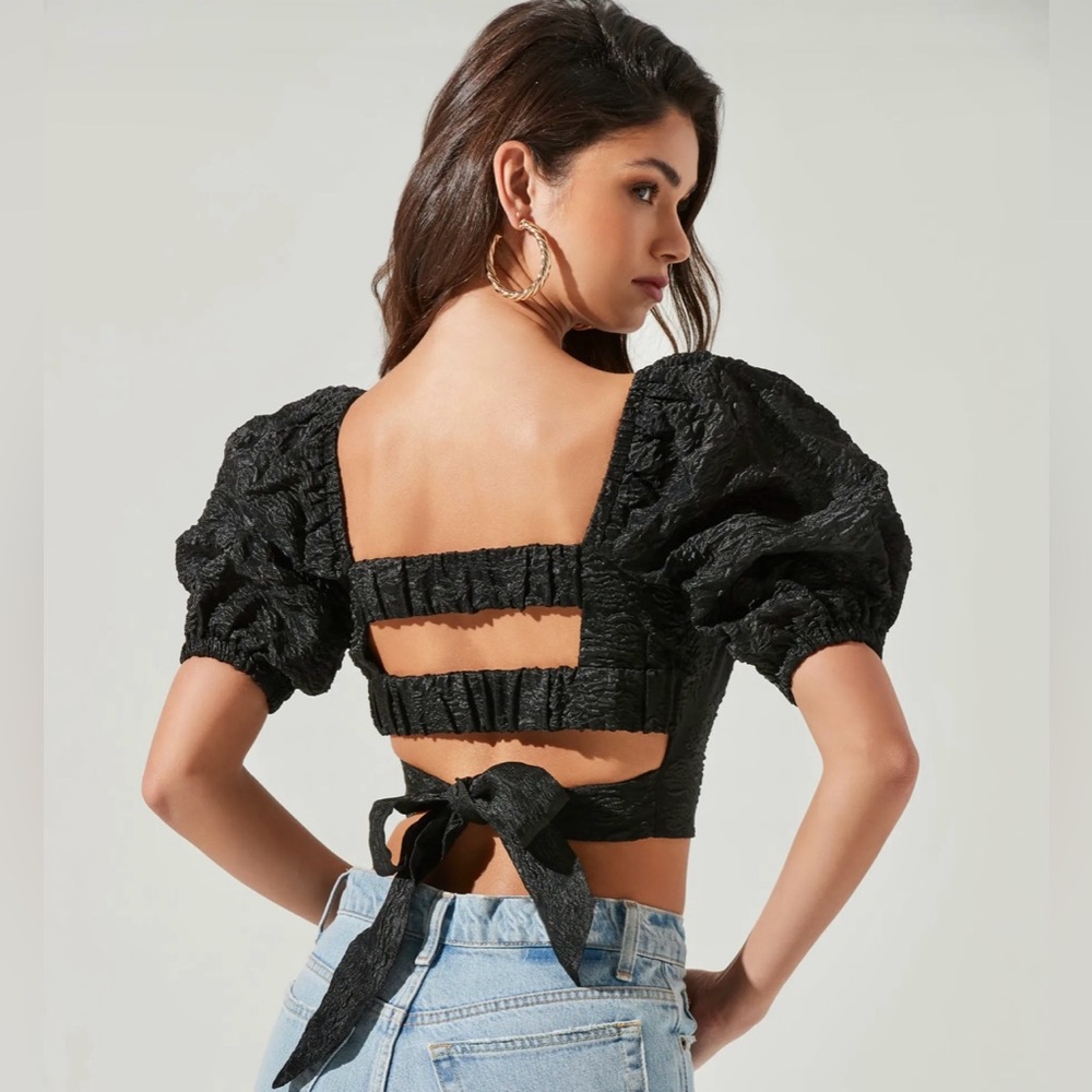ASTR The Label Tassia jacquard puff sleeve cropped top